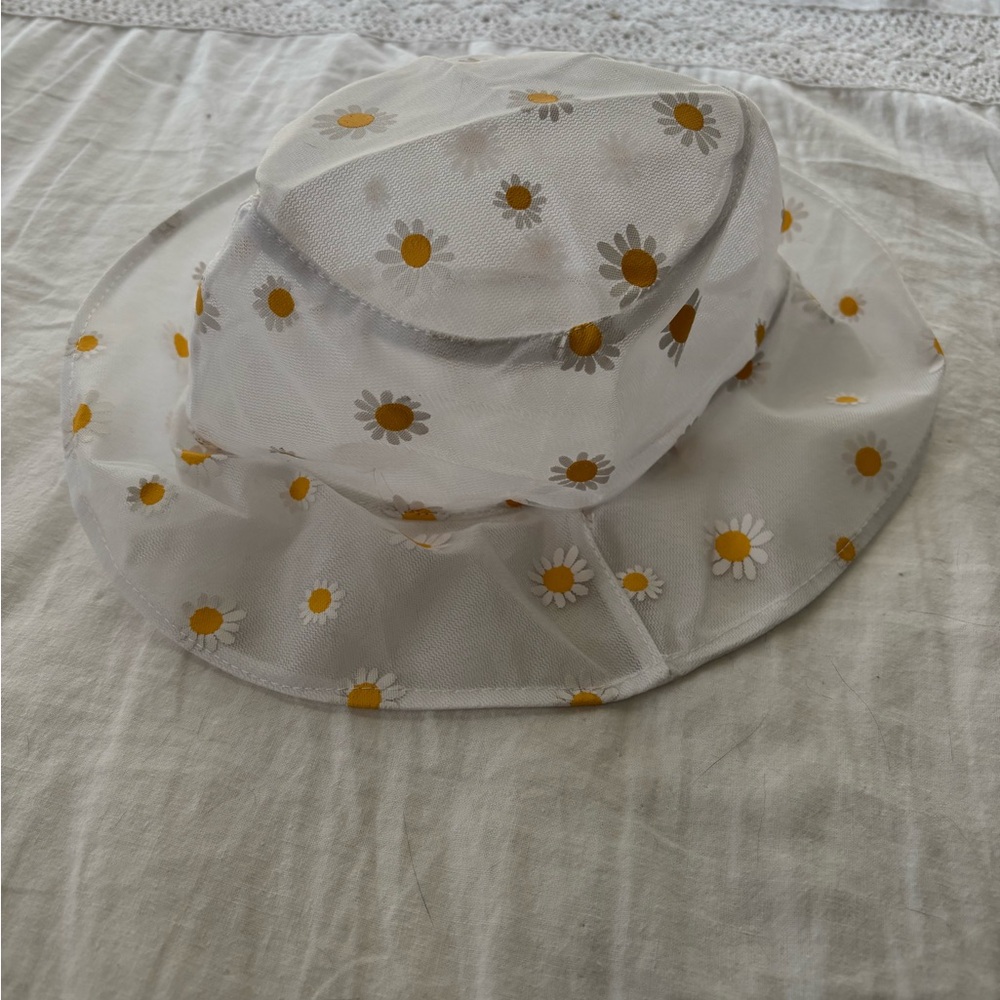 Women’s White Daisy Print Bucket Hat
